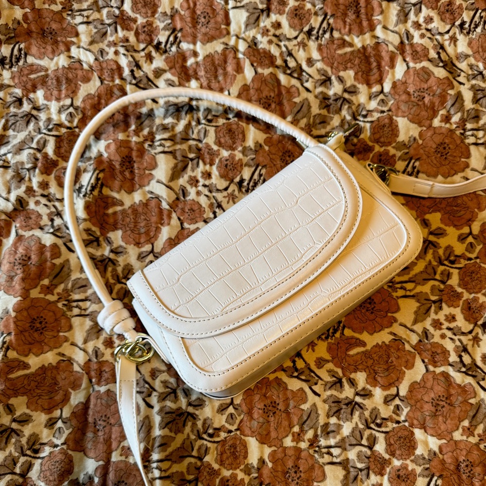 Elegant Cream Croc-Embossed Shoulder Bag